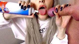 Finom reggeli egy aranyos szőkével: ételjáték és szájba cumolás