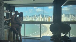 Milliomos fitogtatja be a vadul baszós tudását, majd élvezettel telipumpálja a farkát