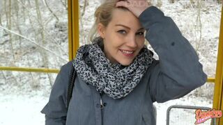 A pályaudvaron vágykeltve és betöltve