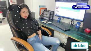 Forró titkárnő szívja és megülni a főnök kemény farkát, míg a szájába nem spriccel - lebukott az irodai masztizáson