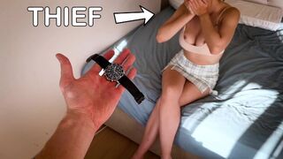 A szobalányt tetten érték lopáson, kemény szexszel büntették meg