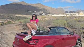 Forró nagymellű szépség vadul átszeretve a kabrióban