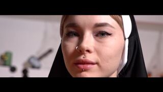 Csábító apáca belemerül a hatalmas farkba és elszabadul benne - karnelibandi