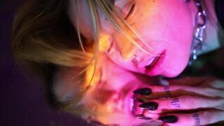 Spriccelős őrület tükrök előtt - a házibuli vad szexorgia lesz