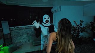 Horror éjszaka: Natalia Alvarado vadul megbirkózik Halloween szörnyeivel