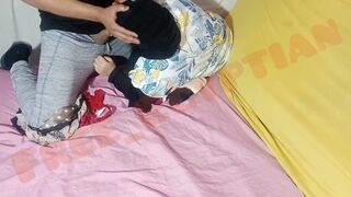 Fiatal srác átesik egy dögös arab milf-en, kétszer is telefröcsköli a hijabban