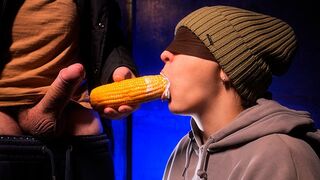 Dühös, mégis extatikus: mostoha tesóm farkát a számba nyomta és tele fröcskölte - xsanyany