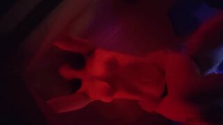 Forró szaunában kutyapózban dögös milfet szexelnek keményen