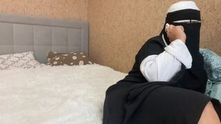 Arab feleség telefonos csevej közben simogatja magát a gyönyörig