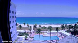 Meztelenül a miami tengerparton, hotelszobai ablakból bámulva az óceánt