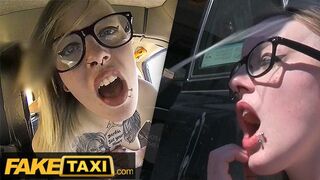 Szemüveges Tetovált Brit Alt Szépség Vadul Megjáratva a Fake Taxi Kocsijában