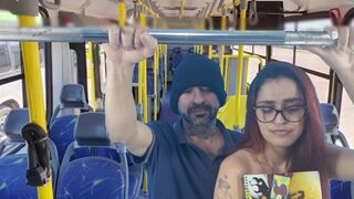 Diáklányt hátulról szedi szét egy idegen a buszon!
