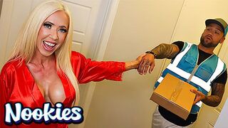 Mandy Monroe forró kolbász-szállítása és vad dugása a Nookies-on
