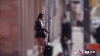 Rebeka vadászik srácokra az utcán, mint elveszett turista csábítással - FaKings csatorna