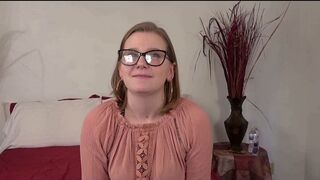 Forró MILF-ek hatalmas mellekkel keményen megkapják a szűk puncijukat a Desperate Amateurs legújabb castingján