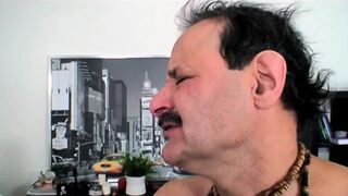 Szőke tini lábait az égbe emelve kapja meg a gitártanárától az Old Pigs csatornán