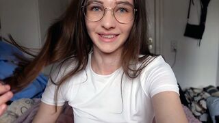 Ártatlan tini keményen dugja nagyajkú punciját cowboy szerkóban!