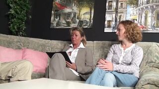 Leszbikus MILF hármas, ahol Petra Wegat és WetWitch mélyen és mohón egymásnak adja a nyelvét