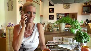 Német amatőr MILF szomszédnők forró, vad kefélései teljes filmben