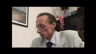 Érett vörös nő mohón falta a vastag farkat mélytorokkal otthoni videón