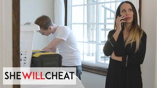She Will Cheat: McKenzie Lee Vadul Megcsalja Hűtlen Férjét a Sármos Szerelővel
