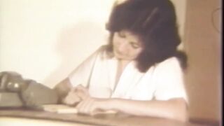 Édes mostoha unokahúg fekete tincsei közt lüktető punci nyalás retro MILF lázban