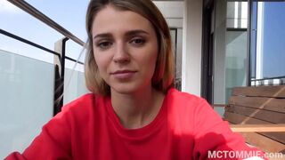 Mary Kalisy szőke tini otthon mohón szopja és nyalábolja a farok minden centijét