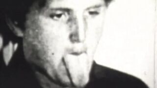 Fekete hajú szőrös punci retro milf gyönyörű szopással élénkíti a vastag farkat