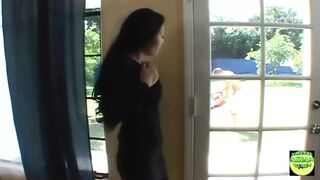 Forró házas ázsiai milf mohón rátámad a kertész vastag farkára és azonnal szopni kezdi