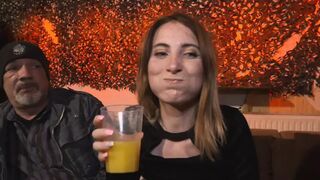 Lia Louise mohón nyeldesi Egon Kowalski és Big George vastag, kemény farkát a német pornóban