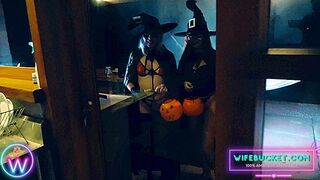 Forró Halloween-hármas a feleségemmel és a barátnőjével