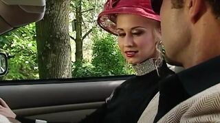 Szőke feleség három vastag farokkal ünnepli a férje izgató meglepetését a születésnapján