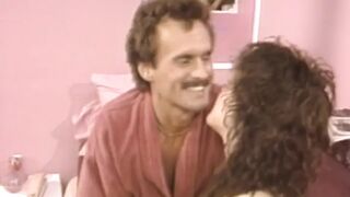 Taija Rae hatalmas keblei kötözve uralva Joey Silvera által retro BDSM-ben
