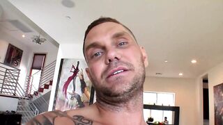 Bobbi Starr hálós cicájában durva lökésekkel kitágítva a feneke