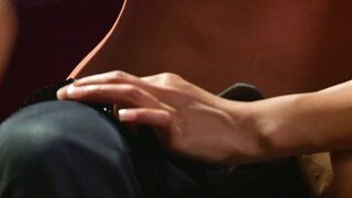 De'Bella a forró milf anyuka aki mohón nyel hatalmas farkat a pornós jelenetben