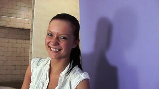 Vidám vörös tini Amelia vadul szop, széttárja combjait, aztán mohón a seggét kéri análra