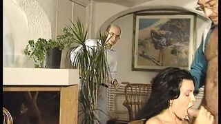 Szőrös milf fekete hajjal forró, mély torokbaszásban nyögdécselveMély torokra fojtott, szőrös pinájú milf fekete sörényével nyögdécselve