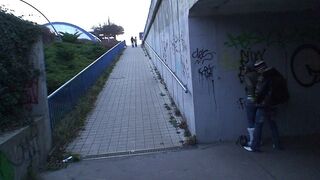 Vad tüzű tini csaj a vonatállomástól a lakásig - mohó szopás és mély beleélés
