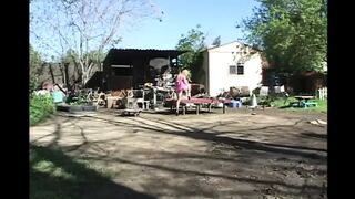 Retro pornósztár mindhárom lyukát egyszerre tömi tele hatalmas, lüktető farokkal.