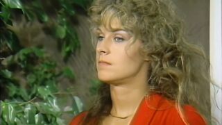 Sheri St. Clair és Kimberly Carson buja MILF modellek vágyakozva nyalják egymást orgazmusra éhesen retro szőke-fekete párban
