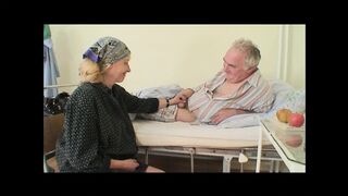 Carmen Blue az izgató nővérekkel: nagymama és milf hármasban kefélnek és nyalázzák egymást