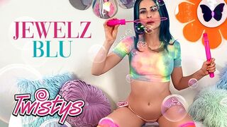 Twistys kékhajú istennője, Jewelz Blu, szenvedélyesen kényezteti magát a kamera előtt hatalmas mellekkel és élvezetes műfarokkal