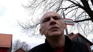 Hájas szőke milf forró szájjal és vad fenéknyitással a kanapén