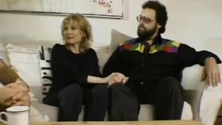 Idegen keféli a feleségét miközben a férj izgatottan figyeli a retro MILF hármast
