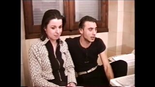 Valódi olasz swinger milf fekete hajjal falja a farkat a negyedik részben