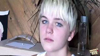 Claudia és Cindy nedves nyelvvel szívják egymás testét a hátsó ajtónál