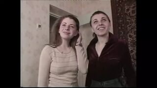 Tini csaj mélyen bekapja a vastag farkat és hátsó bejáratba is megkapja a magánrandin Moszkvában