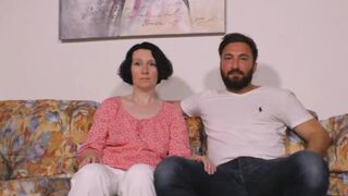 Sonja Sweet nyálas mély torokszopással és vad kézmozdulatokkal kényezteti a hatalmas farkakat a legjobb barátai között válogatva