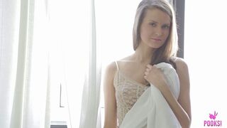 Forró tini gyönyörűen élvez a Pooksi csatornán, ahogy Mafer H a rózsaszín puncijával simogatja magátForró tini élvezetes pillanatai a Pooksi csatornán, ahol Mafer H játs