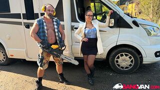 Jennifer Mendez mohó lovaglása a furgonban a nagydarab favágóval